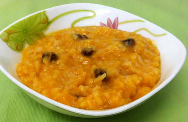 Каша рисовая, без масла с тыквой и изюмом.