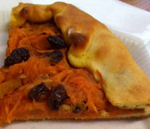 Постный пирог с тыквой и изюмом.