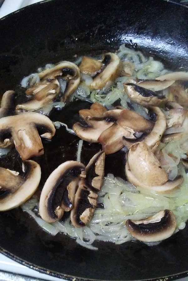Шампиньоны жаренные с луком