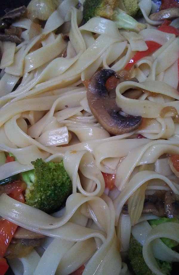 Постная лапша Феттучини с овощами и грибами