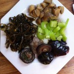 Закуска из соленых грибов, сельдерея и морской капусты.