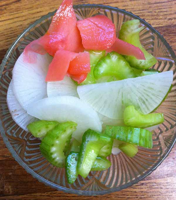 Закуска из дайкона, сельдерея и имбиря