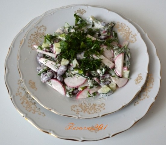 Салат из редиски с фасолью с постным майонезом.