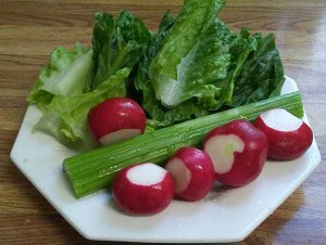 Салат из редиса с сельдерееем