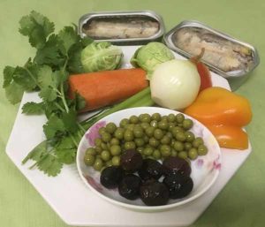 сардины, морковь, лук, перец, маслины, горошек