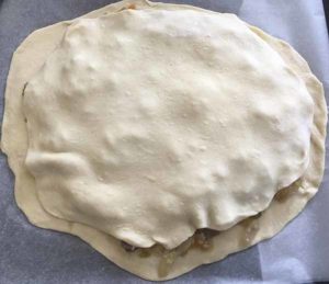 Пирог из квашеной капусты с грибами