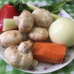 Постный пирог из дрожжевого теста с шампиньонами и морковью.