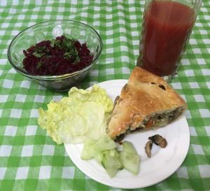 Постный пирог из дрожжевого теста с шампиньонами и морковью.