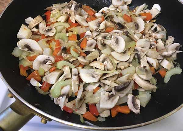 Постный пирог из дрожжевого теста с шампиньонами и морковью.